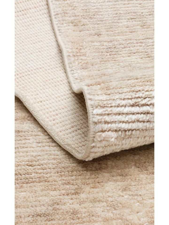 Nova Serisi %100 Tencel İpeği ile Dokunan Hav Vermeyen Bej Modern Kara Tezgah Halısı NX-684